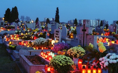 Wybierając się na cmentarze w pierwszych dniach listopada, warto skorzystać z miejskiej komunikacji.