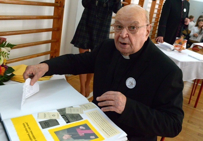 Spotkanie z poetą ks. Bonifacym Miązkiem