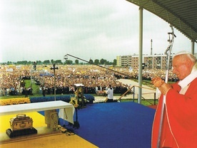 Jan Paweł II pozdrawia wiernych w Łowiczu