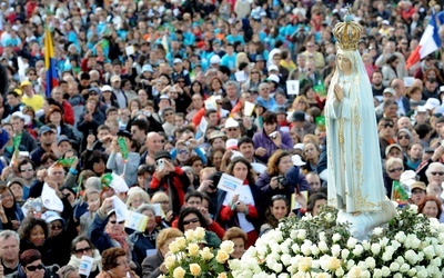 Procesja z Figurą Matki Bożej w Fatimie.