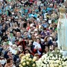 Procesja z Figurą Matki Bożej w Fatimie.