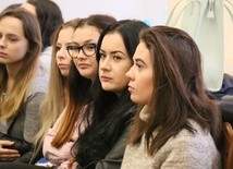 Studenci socjologii podczas sympozjum o prof. Turowskim