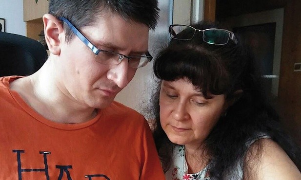 Dzięki intensywnej rehabilitacji stan wybudzonego ze śpiączki Mariusza Wachowicza  (na zdjęciu z siostrą Anną Chmielewską) powoli się poprawia.