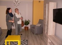 Ewa Żebrowska i Małgorzata Skrobacz z Klubu Rodziców JiM w Skierniewicach w nowo otwartym mieszkaniu treningowym