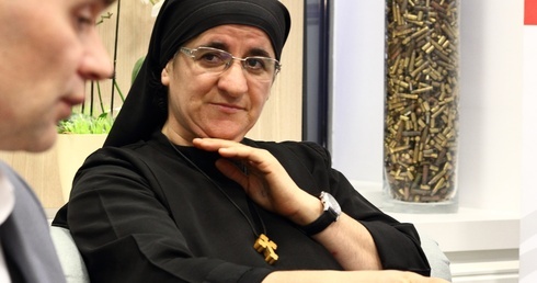 Ratuje kobiety z rąk ISIS