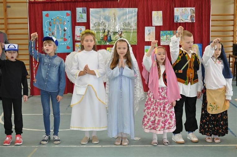 Najmłodsze dzieci przygotowały przedstawienie o objawieniach w Fatimie.