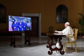 Papież rozmawiał z astronautami o najważniejszych kwestiach wszechświata