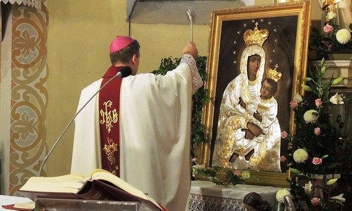 Bp Roman Pindel pobłogosławił wizerunek Matki Bożej przyozdobiony odtworzoną srebrną sukienką