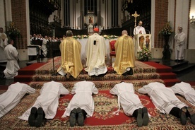 Seminarzyści wraz z zebranymi prosili o wstawiennictwo świętych, modląc się Litanią do Wszystkich Świętych