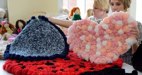 Pomponowe dywany, anioły i skarbonka