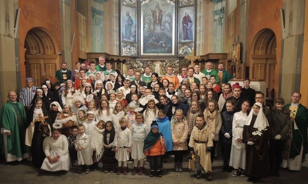 Wszyscy reprezentanci parafii, uczestniczący w 11. Korowodzie Świętych w katedrze św. Mikołaja