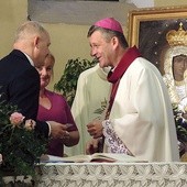 ▲	Parafianie i bp Roman Pindel, a za nimi – obraz Matki Bożej w nowej sukience.