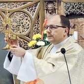 ▲	Ks. dr Szymon Tracz pobłogosławił uczestników uroczystości relikwiami św. Józefa Bilczewskeigo i bł. Jakuba Strzemię. 