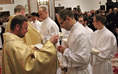 Na znak przyjęcia do stanu duchownego wyświęceni zostali ubrani w szaty diakonów.