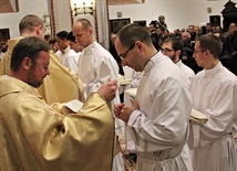 Na znak przyjęcia do stanu duchownego wyświęceni zostali ubrani w szaty diakonów.