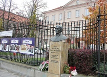 Warszawski Instytut jest najstarszą tego typu placówką w Polsce. Zapewnia specjalistyczną opiekę i kształcenie na poziomie przedszkolnym, szkoły podstawowej, gimnazjum, liceum ogólnokształcącego, technikum, zasadniczej szkoły zawodowej oraz przysposobienia do pracy.