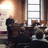 ▲	Organizatorami konferencji, która odbyła się 24 października, były Biblioteka Elbląska im. Cypriana Norwida oraz parafia ewangelicko-augsburska w Elblągu.