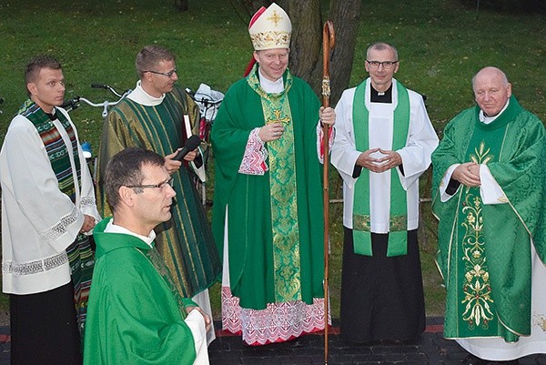 ▼	Misje poprowadzili bp Piotr Turzyński i ks. Andrzej Jędrzejewski (na pierwszym planie).