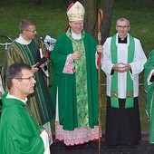 ▼	Misje poprowadzili bp Piotr Turzyński i ks. Andrzej Jędrzejewski (na pierwszym planie).