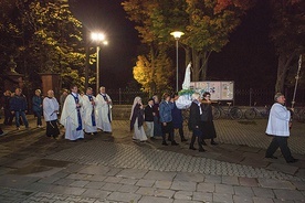 ▲	W procesji światła niesiono figurę Matki Bożej.