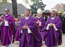 Uroczystościom pogrzebowym przewodniczył ks. infułat Adam Kokoszka.