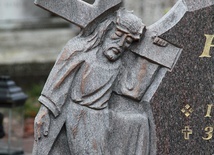 Fragment pomnika nagrobnego na cmentarzu przy ul. Sienkiewicza w Katowicach