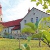 ◄	Kościół w Gaszowicach. Z prawej – „zamek”.