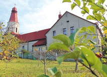 ◄	Kościół w Gaszowicach. Z prawej – „zamek”.