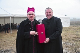 Abp Stanisław Budzik z relikwiami patrona, obok ks. Bogdan Zagórski.