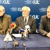 Konferencja prasowa z udziałem rektora KUL ks. Antoniego Dębińskiego oraz Janusza Bazydły i Macieja Sobieraja.