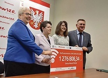 Andrzej Pietrasik, burmistrz z Płońska, nie ukrywał zadowolenia z podpisanej umowy.