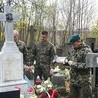 Żołnierze i oficerowie 5 Mazowieckiej Brygady Obrony Terytorialnej porządkowali m.in. grób por. Romana Dziemieszkiewicza, ps. Pogoda.