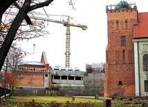 Wieża Miłosierdzia będzie miała podobny kształt i proporcje jak sąsiadująca z nią wieża dawnej kolegiaty, dziś liceum im. S. Małachowskigo.