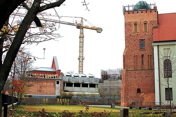 Wieża Miłosierdzia będzie miała podobny kształt i proporcje jak sąsiadująca z nią wieża dawnej kolegiaty, dziś liceum im. S. Małachowskigo.