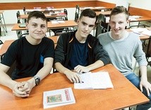 ▲	Paweł Żyła, Mateusz Jakubina i Paweł Grajczyk są ministrantami  już od prawie  10 lat. Zdecydowali się przyjechać na kurs ceremoniarza, żeby pomagać w przygotowaniu uroczystości i… zapobiegać zabawnym wpadkom.