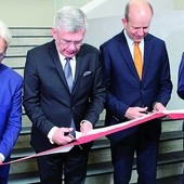 ▲	Centrum otworzyli: prof. Wojciech Maksymowicz, marszałek senatu Michał Karczewski, minister zdrowia Konstanty Radziwiłł i rektor UWM Ryszard Górecki. 