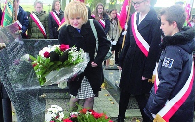 ▲	Na grobie powstańca złożono kwiaty, odmówiono modlitwę za wszystkich, którzy zginęli w obronie Polski. 
