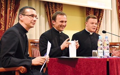 W czasie dyskusji ks. Grzegorzowi Szumerze towarzyszyli ks. Marcin Dolak i kleryk z seminaryjnego koła naukowego.