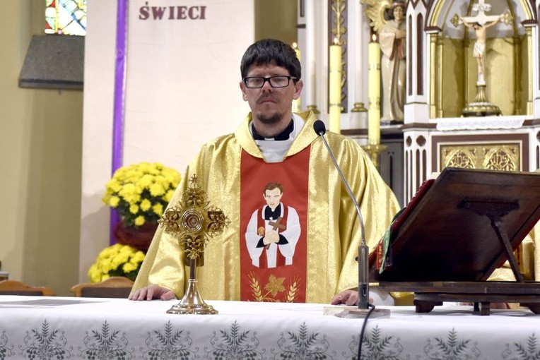 Mszy św. przewodniczył ks. Mariusz Kubik w asyście ks. Janusza Stokłosy, proboszcza.