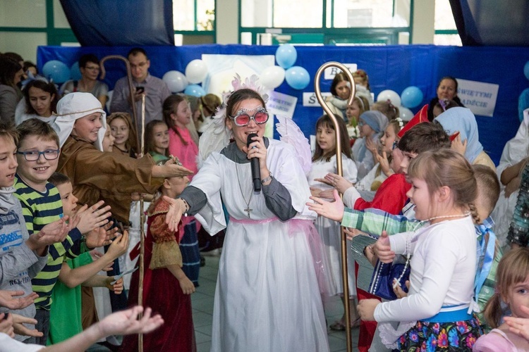 Bal ze świętymi w Szkole Podstawowej nr 50