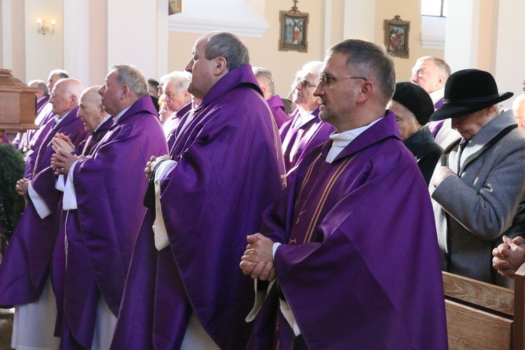 Msza pogrzebowa ks. Kazmierza Gajdy w Klementowicach