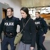 Mary Wagner wyprowadzana przez policję z kanadyjskiej kliniki aborcyjnej, do której weszła mimo zakazu sądowego.