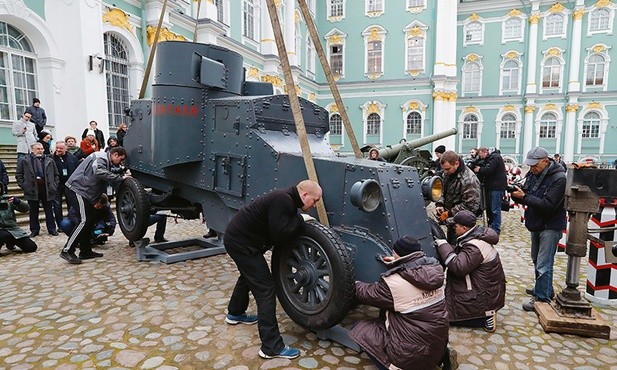 Samochód pancerny Austin-Putiłow, z którego według legendy w kwietniu 1917 r. przemawiał Lenin, jest obecnie instalowany przed budynkiem Ermitażu. W Petersburgu zostanie bowiem otwarta wystawa: „Pałac Zimowy i Ermitaż. 1917. Historia była tworzona tutaj”.