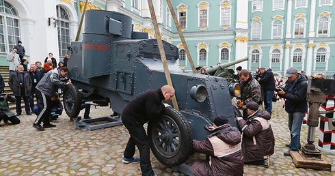 Samochód pancerny Austin-Putiłow, z którego według legendy w kwietniu 1917 r. przemawiał Lenin, jest obecnie instalowany przed budynkiem Ermitażu. W Petersburgu zostanie bowiem otwarta wystawa: „Pałac Zimowy i Ermitaż. 1917. Historia była tworzona tutaj”.