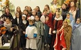 Wszyscy święci śpiewają w kościele w Pleśnej