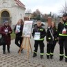 Wolontariusze podczas kwesty na międzyleskim cmentarzu. Trójka z nich należy do Młodzieżowej Straży Pożarnej. Młodzi postanowili weprzeć swoją nauczycielkę w tym projekcie