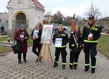 Wolontariusze podczas kwesty na międzyleskim cmentarzu. Trójka z nich należy do Młodzieżowej Straży Pożarnej. Młodzi postanowili weprzeć swoją nauczycielkę w tym projekcie