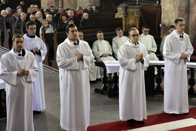 Nałożenie tunik i przyjęcie kandydatów do kapłaństwa