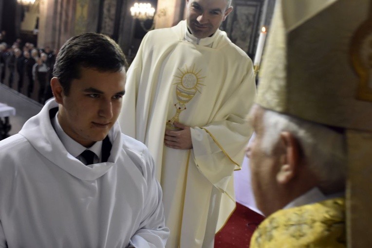 Nałożenie tunik i przyjęcie kandydatów do kapłaństwa