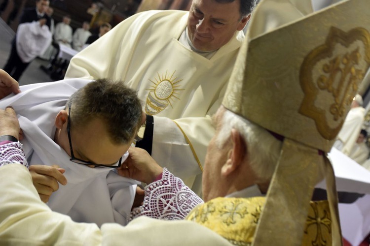 Nałożenie tunik i przyjęcie kandydatów do kapłaństwa